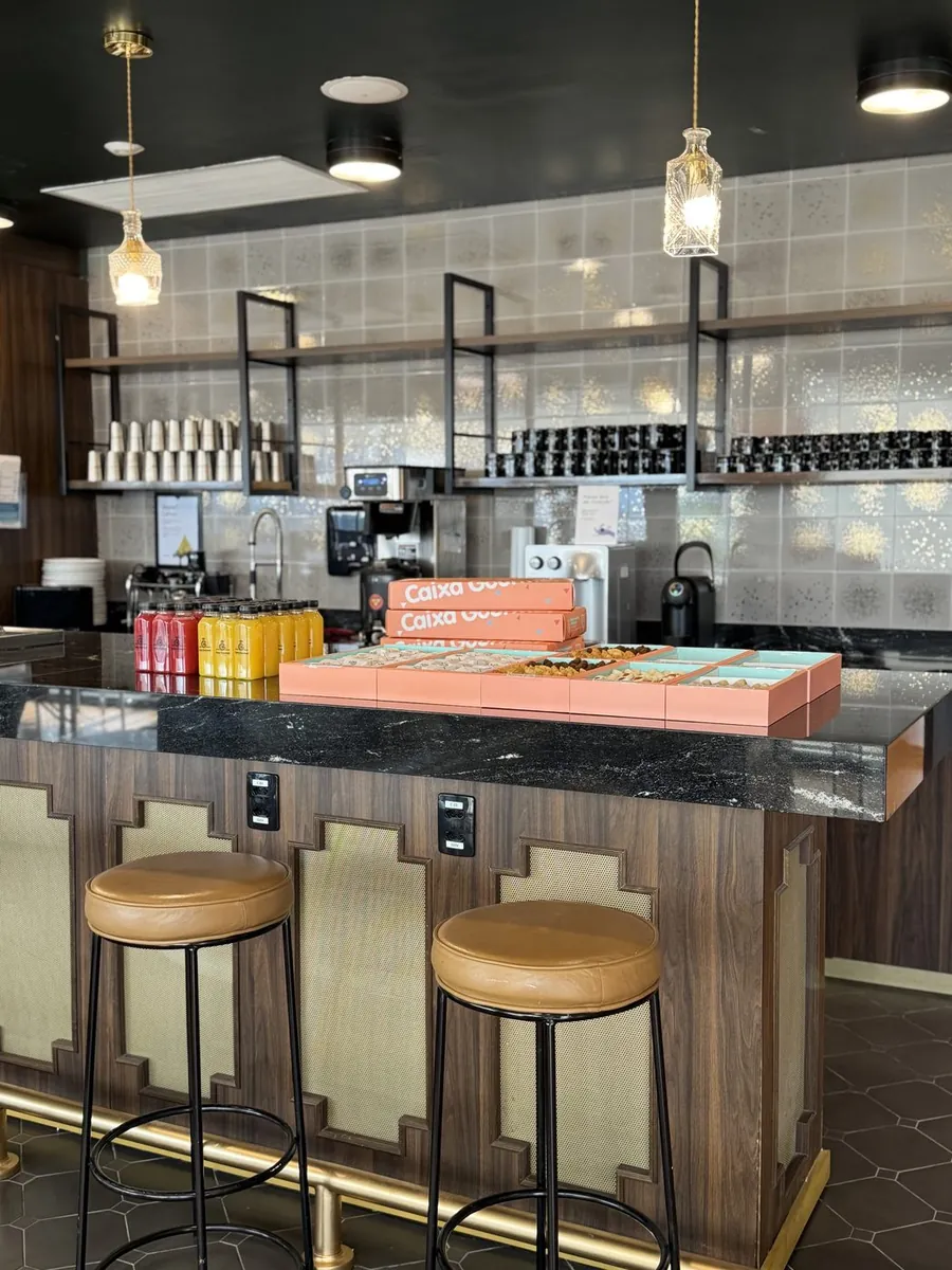 Entregador Caixa Gourmet com caixa pronta para entrega corporativa.
